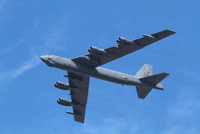 Mỹ đang tiếp tục nâng cấp động cơ để gia tăng phạm vi hoạt động của B-52H thêm 20% đến 40%, từ mức 14.000 km lên đến 19.827km. Với yêu cầu này, B-52H sau nâng cấp có thể bay đến bất kỳ vị trí nào trên Trái đất.