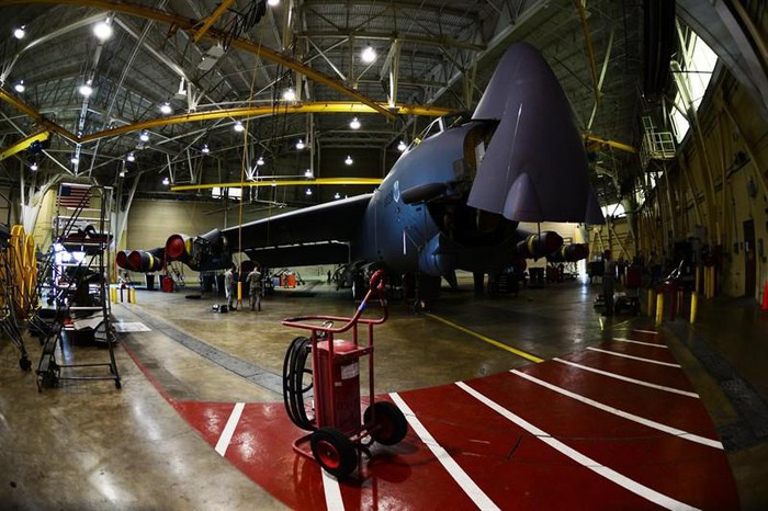 Thậm chí xét về hiệu năng và tính kinh tế, lão tướng B-52H còn trên cơ cả máy bay ném bom tàng hình B-2 Spirit và B-1B Lancer.