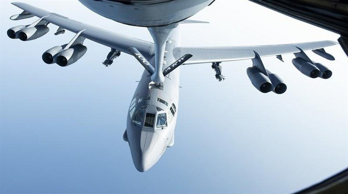 Do kích thước to lớn, tốc độ bay chậm, B-52 dễ dàng trở thành mồi ngon của các hệ thống lửa đánh chặn của phòng không Việt Nam. Ngoài ra, các loại máy bay bảo vệ B-52 cũng chưa thực sự xuất sắc khi để đối phương len lỏi được vào đội hình, tiến đến gần B-52 để bắn phá.