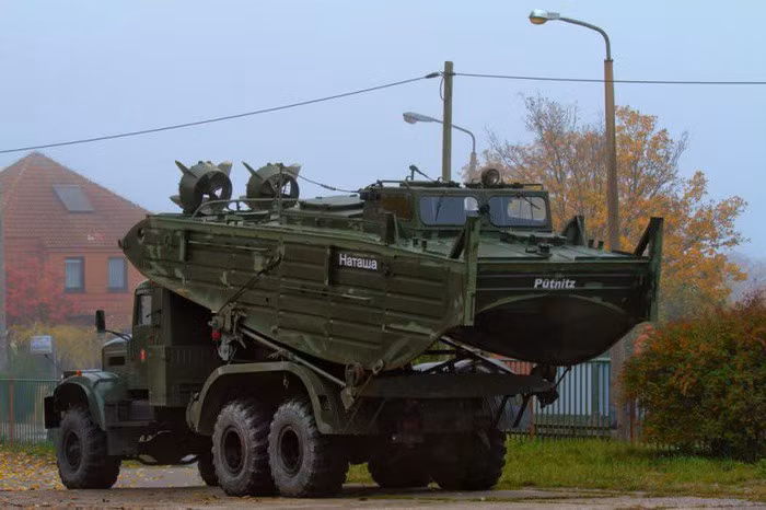 Trọng lượng cơ bản của chiếc MBK-T là 6.000 kg. Công suất động cơ diesel lên tới 180 mã lực, cho tốc độ lớn nhất đạt 17 km/h. Nguồn nhiên liệu có sẵn cung cấp 20 giờ hoạt động liên tục.