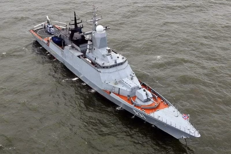 Tờ báo Mỹ viết thêm, mặc dù kích thước nhỏ (lượng giãn nước đầy tải chỉ 2.200 tấn, thủy thủ đoàn 90 người và thời gian hoạt động trên biển là 15 ngày), nhưng con tàu có 12 ống phóng thẳng đứng có thể chứa nhiều loại tên lửa khác nhau.