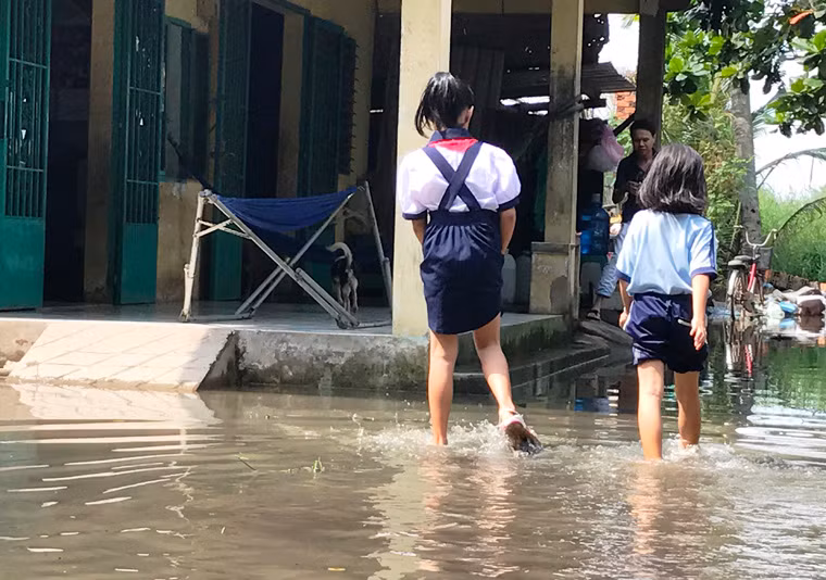 Đến trưa nay (15/11), hàng chục hộ dân sống ở vùng trũng cuối đường số 9, KP5, phường Hiệp Bình Phước, quận Thủ Đức, TP HCM vẫn đang ngập trong nước. Đây là hậu quả từ sự cố vỡ bờ đê bao ven sông Sài Gòn xảy ra lúc rạng sáng cùng ngày.