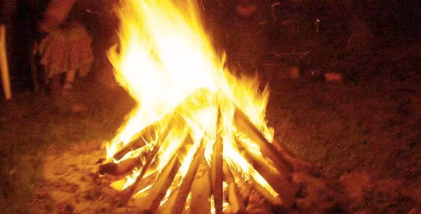 Trong lễ hội Halloween thời xưa, người ta thường đốt một đống lửa và chơi đùa, nhảy múa xung quanh. Họ làm như vậy vì mong muốn Mặt trời sẽ chiếu sáng rực rỡ trở lại sau khi mùa đông dài lạnh giá qua đi cũng như cầu mong vận may.