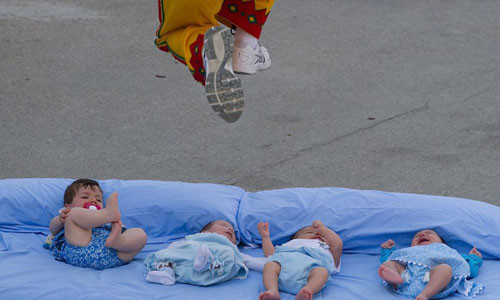 Các bậc cha mẹ Hàn Quốc tối kỵ việc người khác nhảy qua người con nhỏ của họ vì cho rằng điều đó sẽ khiến những bảo bối của họ không thể phát triển chiều cao.