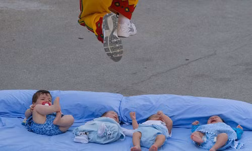 Các bậc cha mẹ Hàn Quốc tối kỵ việc người khác nhảy qua người con nhỏ của họ vì cho rằng điều đó sẽ khiến những bảo bối của họ không thể phát triển chiều cao.