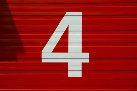 Một số người Hàn Quốc mê tín cho rằng, con số 4 là con số xui xẻo mang lại vận rủi, điềm xấu. Do vậy, ở trong các tòa nhà, nhiều thang máy sẽ không có con số 4 mà thay vào đó là ký tự "F".