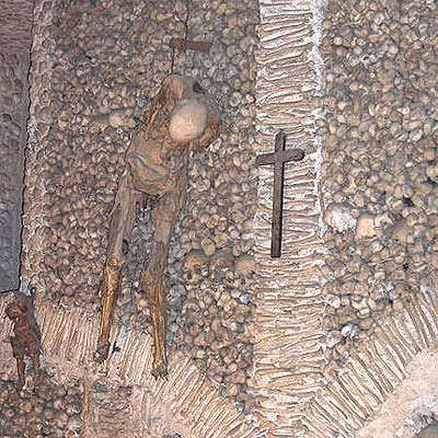 Nhà nguyện làm bằng xương ở Evora, Bồ Đào Nha có từ thế kỷ thứ 16. Theo ước tính, khoảng 5 ngàn bộ hài cốt của các tu sĩ được sắp xếp trên tường và cột bên trong nhà nguyện.