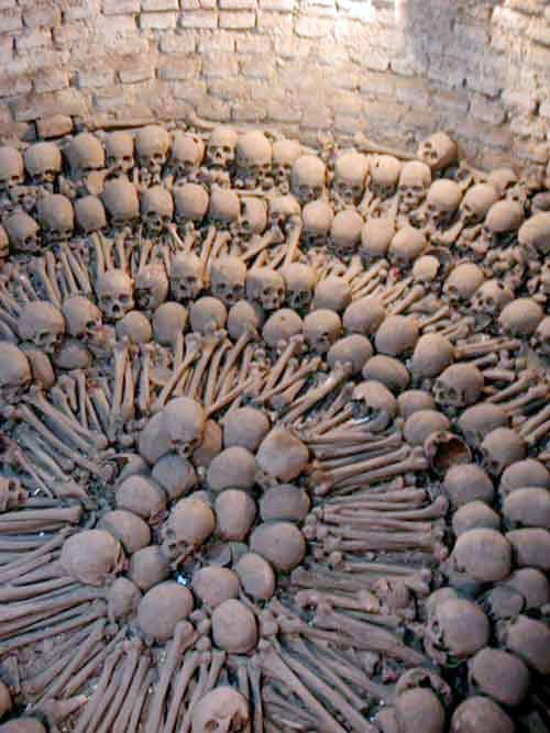 Tu viện San Francisco ở thành phố Lima, Peru cũng có hầm mộ chôn cất người chết. Theo đó, hài cốt bên trong hầm mộ được sắp xếp theo nguyên tắc hộp sọ và xương xếp thành hình vòng tròn và cách nhau bởi xương.