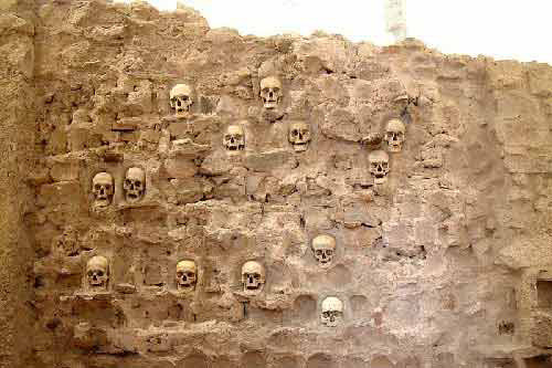 Tháp đầu lâu xây bằng xương kẻ thù ở thành phố Nis, Serbia được xây vào năm 1809. Khi đó, viên tướng người Thổ Nhĩ Kỳ có tên Hurshid Pasha đã thu thập 952 bộ xương của kẻ thù trong cuộc chiến đấu chống lại Đế chế Ottoman. Khi hoàn thành, công trình rùng rợn này cao tới gần 4,5m và được hoàn thiện với khoảng 952 sọ người.