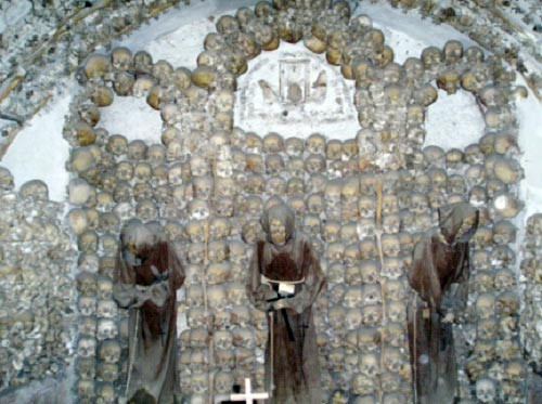 Nhà thờ San Bernardino alle Ossa ở Milan, Italy nổi tiếng thế giới với khu hầm mộ và một nhà nguyện nhỏ bên trong được trang trí với hộp sọ và xương. Những bức tường bên trong nhà thờ San Bernardino alle Ossa phủ đầy xương người chết, đa số hài cốt là của nạn nhân chết trong dịch hạch.
