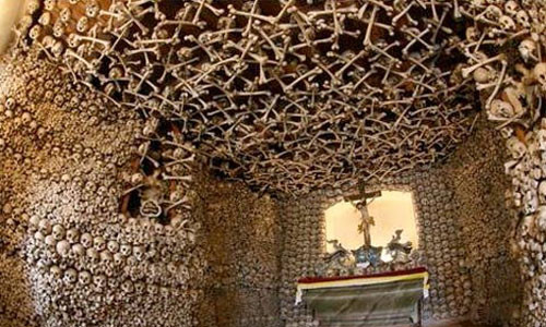Nhà nguyện đầu lâu (Skull Chapel) ở làng Czermna, Ba Lan là nơi yên nghỉ của các nạn nhân chết trong các cuộc chiến tranh từ 1618-1648 và giai đoạn 1740-1763, cả những người chết vì các đợt dịch tả và nạn đói. Tầng hầm trong nhà thờ lưu giữ và bảo quản hơn 21.000 bộ hài cốt.