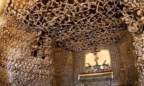 Nhà nguyện đầu lâu (Skull Chapel) ở làng Czermna, Ba Lan là nơi yên nghỉ của các nạn nhân chết trong các cuộc chiến tranh từ 1618-1648 và giai đoạn 1740-1763, cả những người chết vì các đợt dịch tả và nạn đói. Tầng hầm trong nhà thờ lưu giữ và bảo quản hơn 21.000 bộ hài cốt.