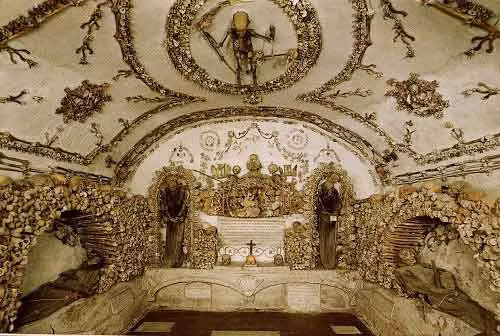 Nhà thờ Santa Maria della Concezione dei Cappuccini được Đức Hồng y Antonia Barberni cho người xây dựng vào thế kỷ 17. Nơi đây nổi tiếng thế giới với hầm mộ chứa hài cốt của khoảng 4.000 người, phần lớn là các thầy tu. Kiến trúc sư đã sử dụng xương người thật để sắp xếp, trang trí thành nhiều tác phẩm mang đầy nghệ thuật nhưng cũng khiến nhiều người ớn lạnh khi đến thăm nhà thờ.