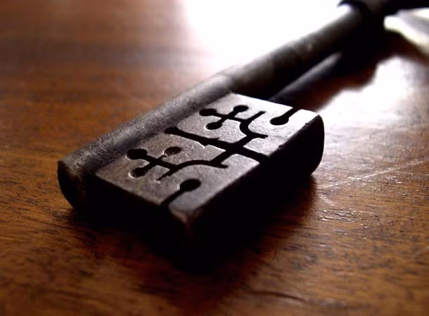 Người La Mã và Hy Lạp cổ đại tin rằng, một chìa khóa may mắn sẽ mở cánh cửa của thánh thần, để lời cầu nguyện của các tín đồ đến được tai thần linh. Trong văn hóa Nhật Bản, ba chiếc chìa khóa buộc vào nhau sẽ đem lại sức khỏe, tiền tài và tình yêu.