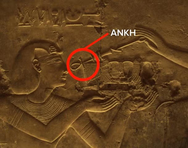 Ankh là biểu tượng của sự sống hay còn gọi là chìa khóa sông Nile. Đây là một trong những di vật quan trọng của người Ai Cập cổ đại. Theo ghi chép, các Pharaoh thường đeo biểu tượng bùa may mắn này trên người để thể hiện cho sự trường sinh bất lão.