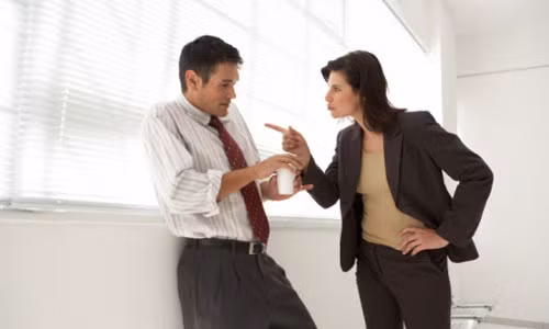 Tại một số nơi ở Trung Quốc như Tây Tạng, việc chỉ tay vào người khác được xem là một hành động thô lỗ và bất lịch sự. Do đó, bạn nên tìm hiểu phong tục này trước khi đến để tránh gặp những sự cố ngoài ý muốn.