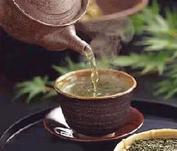 Khi tới làm khách ở Trung Quốc, trong quá trình trò chuyện, khách sẽ được chủ nhà liên tục rót thêm trà vào chén cho khách đến khi kết thúc buổi nói chuyện.