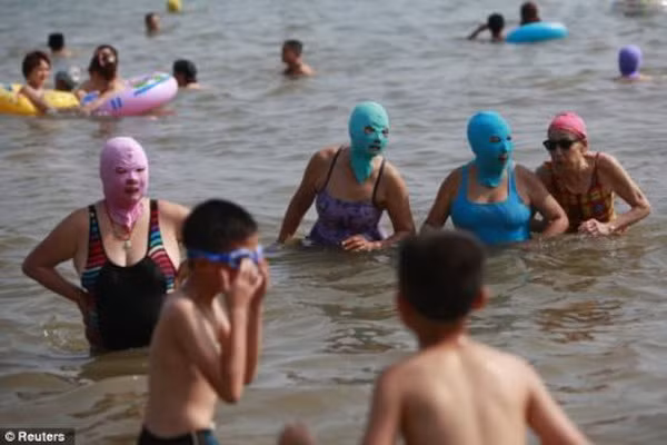 Trong những năm qua, một xu hướng mới khá phổ biến tại Trung Quốc đó là phụ nữ thường đeo mặt nạ khi tắm biển để bảo vệ làn da khỏi ánh nắng mặt trời và tránh bị sứa cắn.