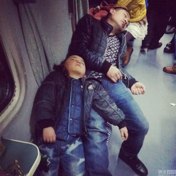 Một điểm độc đáo khác khi đến Trung Quốc đó là du khách có thể chứng kiến người dân nơi đây ngủ mọi lúc, mọi nơi từ tàu hỏa, xe bus, ô tô hay những nơi như vỉa hè.