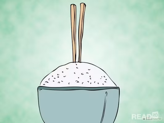 Một trong số phong tục ở Trung Quốc khiến du khách ngỡ ngàng khi đến quốc gia này liên quan đến việc dùng cơm. Theo đó, khi ăn cơm, người Trung Quốc cấm kỵ việc cắm đôi đũa thẳng đứng song song với nhau lên trên bát cơm vì nó giống như bát cơm cúng. Hành động này chỉ thường được thực hiện khi thờ cúng tổ tiên. Do vậy, bạn nên tránh điều này.