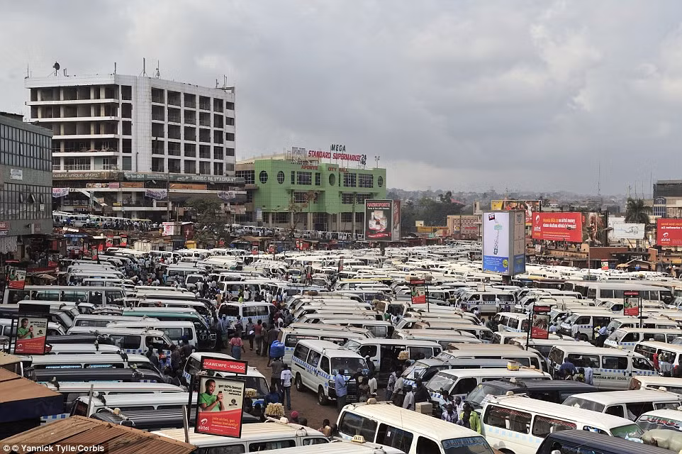 Hình ảnh giao thông tê liệt ở Old Taxi Park, Kampala, Uganda vào giờ cao điểm.