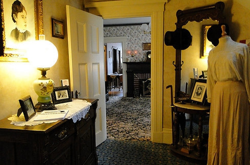 Theo đó, năm 1892, Lizzie Borden (32 tuổi) bị cáo buộc giết hại cha và mẹ kế của mình tại nhà riêng một cách thảm khốc bằng một chiếc rìu.