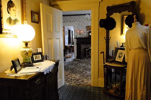 Theo đó, năm 1892, Lizzie Borden (32 tuổi) bị cáo buộc giết hại cha và mẹ kế của mình tại nhà riêng một cách thảm khốc bằng một chiếc rìu.