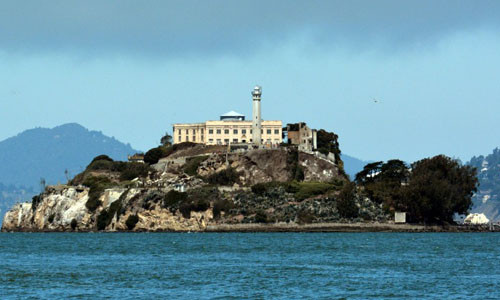 Đảo Alcatraz nằm giữa vịnh San Francisco trên bờ biển Thái Bình Dương là nơi tồn tại một nhà tù liên bang nổi tiếng thế giới chuyên giam giữ những tên tội phạm nguy hiểm hay thuộc các băng đảng mafia.