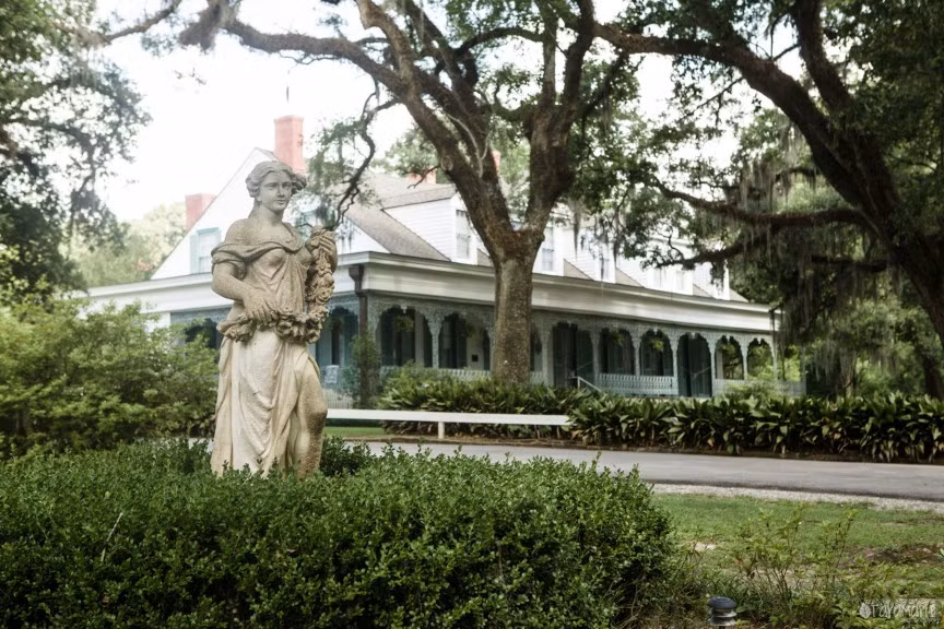 Ngôi nhà Myrtles Plantation ở bang Louisian, Mỹ là một trong những địa điểm ma ám nổi tiếng ở Mỹ. Theo đó, ngôi nhà này được cho là nơi cư ngụ của 12 hồn ma với những tính cách khác nhau.