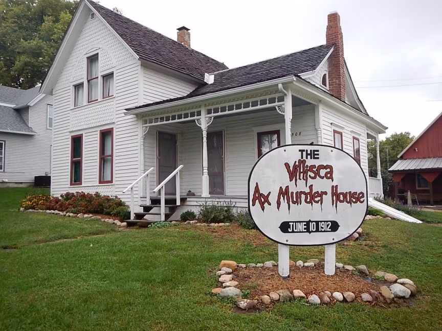 Ngôi nhà thảm sát The Villisca Ax ở Villisca, Iowa, Mỹ gây ám ảnh nhiều khách tham quan bởi câu chuyện rùng rợn. Theo đó, năm 1912, gia đình 6 người nhà Moore (gồm 2 vợ chồng và 4 đứa trẻ) bị sát hại dã man bằng rìu.