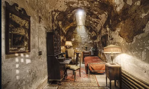 100 khu vực bị bỏ hoang trên nước Mỹ từ nhà thờ cho đến nhà tù đã được các nhiếp ảnh gia chụp lại. Trong ảnh là phòng giam của trùm xã hội đen Al Capone tại nhà tù bỏ hoang Eastern State Penitentiary (Nhà tù Quốc gia Miền Đông) tại Philadelphia, bang Pennsylvania.