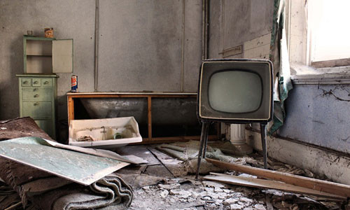 Hình ảnh đổ nát trong phòng khách của ngôi nhà.