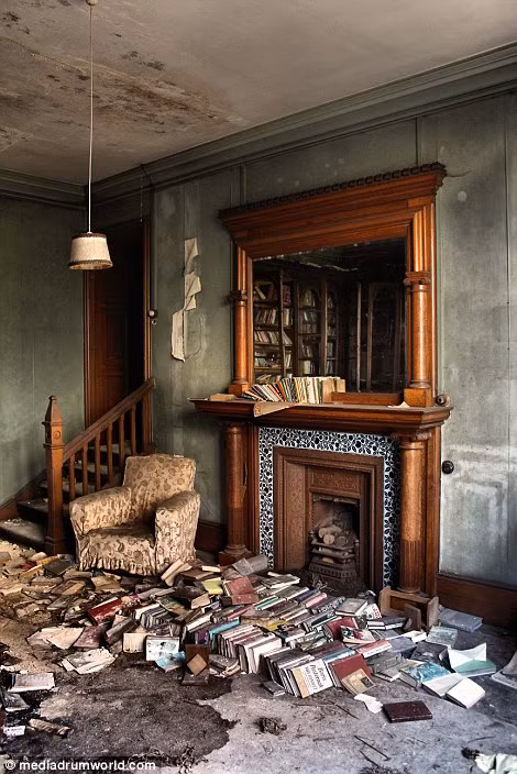 Những cuốn sách nằm trên giá sách bị đổ tạo nên khung cảnh ám ảnh.