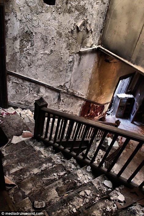 Ngôi nhà này từng gắn đó những năm ông Milton ở độ tuổi 20 và có ý nghĩa đối với nhà thơ. Do một thời gian dài không sử dụng, nội thất bên trong nhà trở nên tiêu điều, xơ xác.