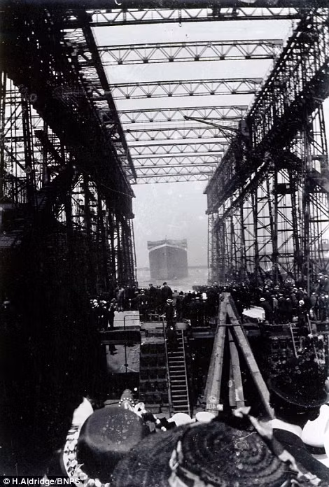 Tuy nhiên, con tàu này đã đâm phải tảng băng trôi lúc 11h40 tối ngày 14/4 dẫn đến thảm họa chìm tàu Titanic kinh hoàng ở vùng biển Đại Tây Dương. Con tàu khổng lồ Titanic đã nằm hoàn toàn xuống đáy biển lúc 2h20 sáng ngày 15/4 cùng với 1.523 người xấu số.