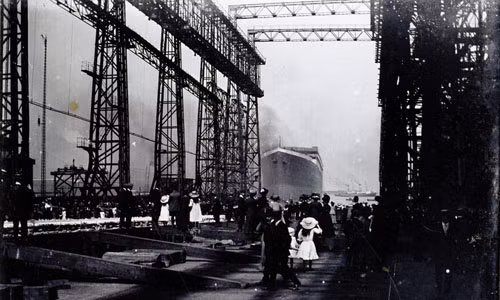 Khoảng 100.000 người đã có mặt tại buổi lễ tàu Titanic rời xưởng đóng tàu ở Belfast và được đưa xuống nước thử nghiệm ngày 31/5/1911.