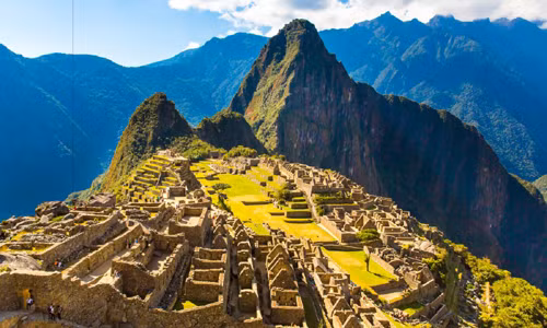 Du khách leo núi hay đi bằng tàu đều sẽ đến đích, chiêm ngưỡng vẻ đẹp của thành phố bị mất tích của người Inca nằm ở sườn phía Đông dãy Andes.