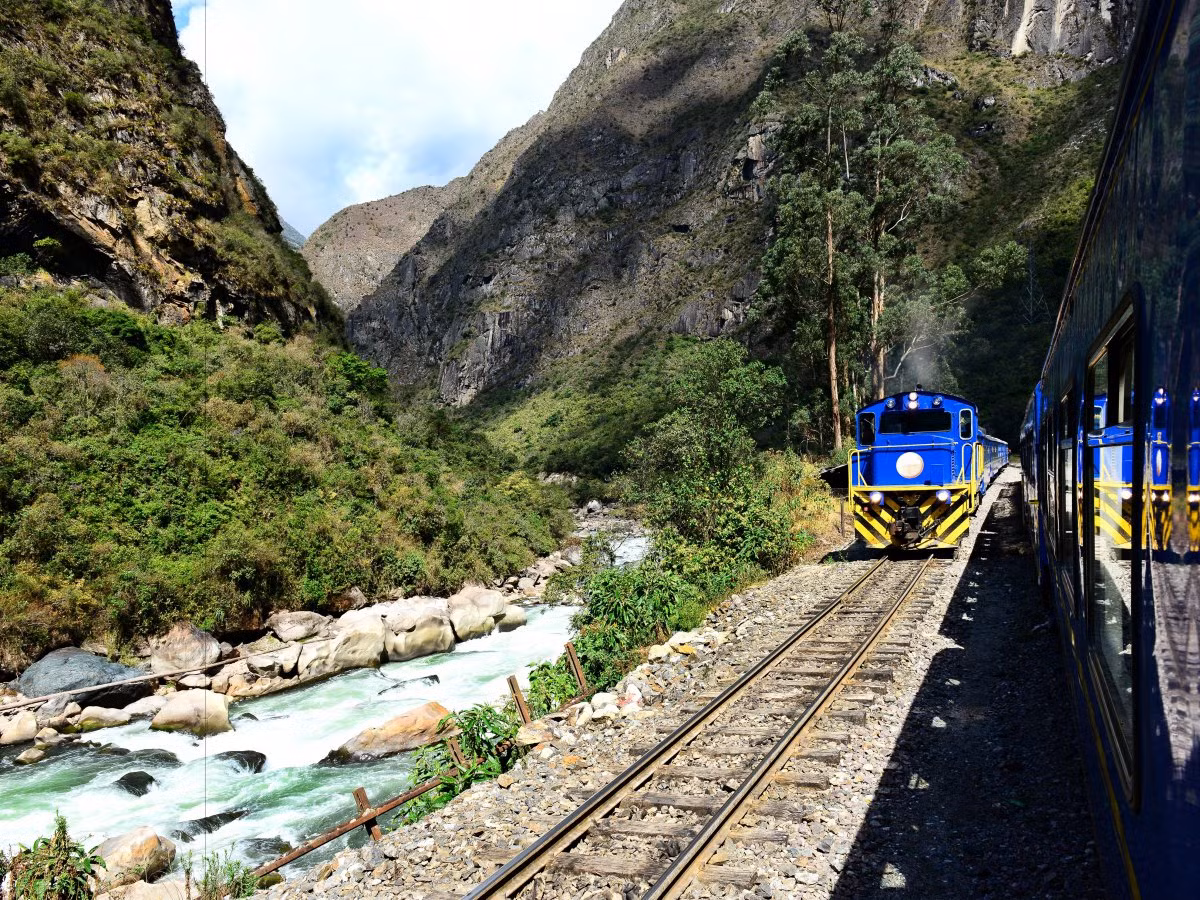 Nếu không thích leo núi, du khách có thể đi bằng tàu cao tốc sang trọng Orient-Express Hiram Bingham có hành trình từ Cusco đến Machu Picchu.