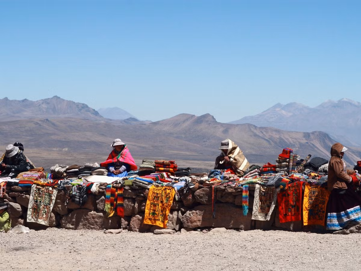 Dọc đường đi, du khách có thể mua rất nhiều đồ lưu niệm.