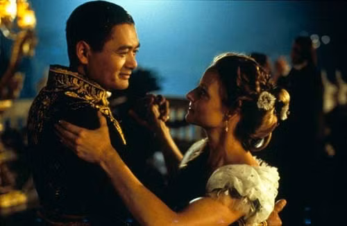 Thái Lan cấm chiếu bộ phim "Anna and the King" (Quân vương và Thiếp) vì tác phẩm này bóp méo sự thật. Bởi lẽ, nội dung bộ phim không tôn trọng chế độ quân chủ của Thái Lan khi kể về cuộc tình của vị vua Thái Lan và một người phụ nữ châu Âu.