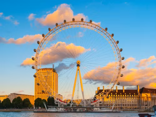 London Eye là vòng quay thứ 4 trên thế giới, được nhiều đôi chọn làm nơi tổ chức lễ cưới. nặng hơn 1.000 tấn, London Eye có 32 cabin (tượng trưng cho 32 quận của thành phố). Tuy nhiên, điều đặc biệt là các cabin ở vòng quay London Eye được đánh số từ 1 - 33 do không có cabin 13 vì con số trên được cho con số không may mắn, xui xẻo.