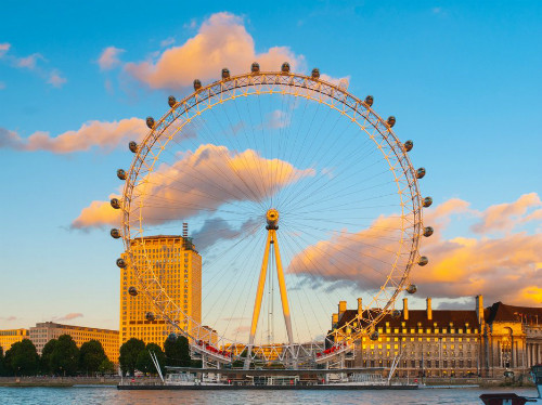 London Eye là vòng quay thứ 4 trên thế giới, được nhiều đôi chọn làm nơi tổ chức lễ cưới. nặng hơn 1.000 tấn, London Eye có 32 cabin (tượng trưng cho 32 quận của thành phố). Tuy nhiên, điều đặc biệt là các cabin ở vòng quay London Eye được đánh số từ 1 - 33 do không có cabin 13 vì con số trên được cho con số không may mắn, xui xẻo.