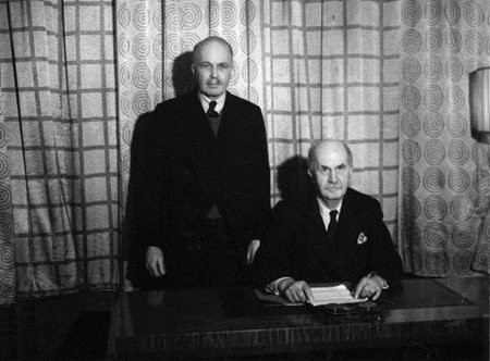 Lịch sử Nobel từng ghi nhận 6 cặp cha và con trai từng nhận giải thưởng danh giá này. Trong số đó nổi tiếng là cặp cha con gia đình Bragg đi vào lịch sử của giải Nobel. Theo đó, William Lawrence Bragg (bên trái) cùng với người cha là William Henry Bragg (bên phải) ôm trọn giải Nobel Vật lý năm 1940.