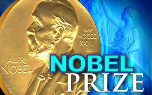 Những người có tên trong danh sách đề cử nhận giải Nobel phải là những người còn sống. Nếu trong quá trình xem xét người thắng giải Nobel mà người được đề cử qua đời thì tên của họ sẽ bị loại khỏi danh sách.