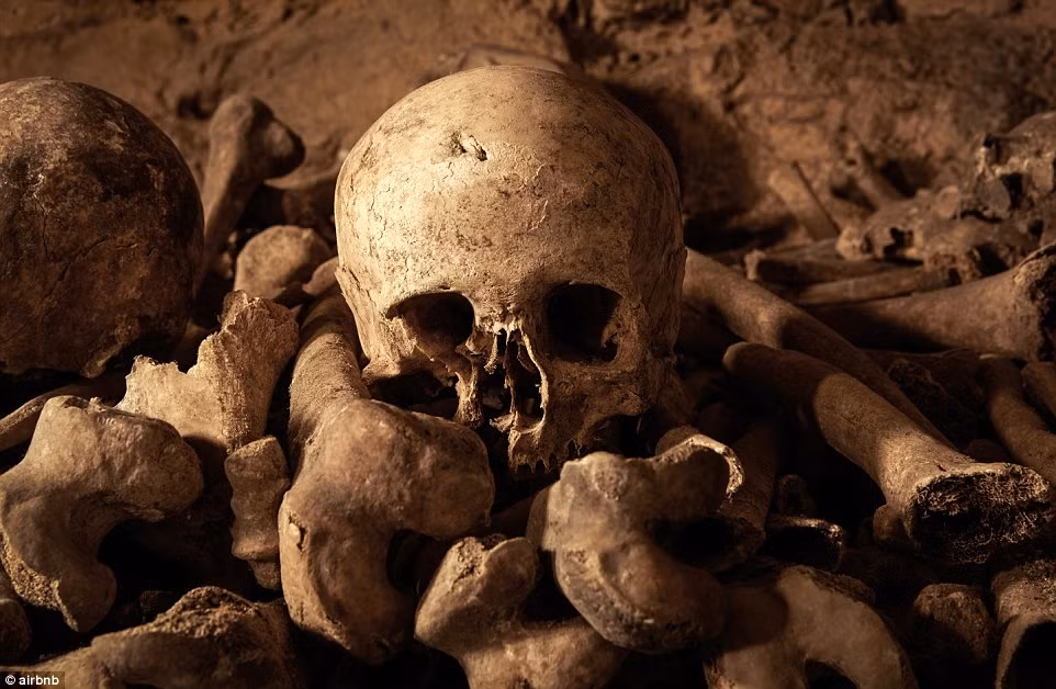 Khoảng 6 triệu hài cốt ở hầm mộ Paris nằm trong những đường hầm chật hẹp, không chút ánh sáng.