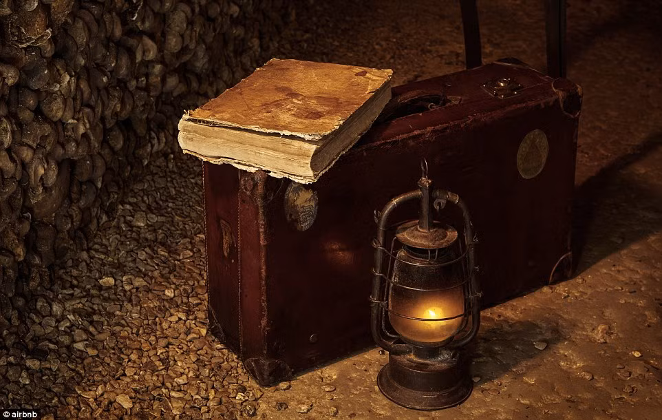 Khu vực hầm mộ chính đầy những hộp sọ và xương người chết xếp thành những bức tường rùng rợn.