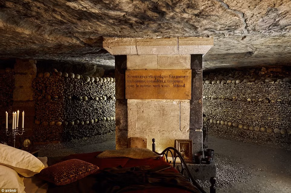 Hầm mộ này là nơi chôn cất hàng triệu người dân Paris qua đời vào thế kỷ 18 - 19. Vào thời điểm đó, do các nghĩa trang trên mặt đất đã chật kín cộng thêm việc xác chết thường được chôn gần khu dân cư gây ảnh hưởng nghiêm trọng đến sức khỏe người dân nên chính quyền Paris quyết định đưa các bộ hài cốt vào hệ thống đường hầm ngầm dưới lòng đất hoặc mỏ đá cũ. Từ đó tạo nên hầm mộ Paris như ngày nay.