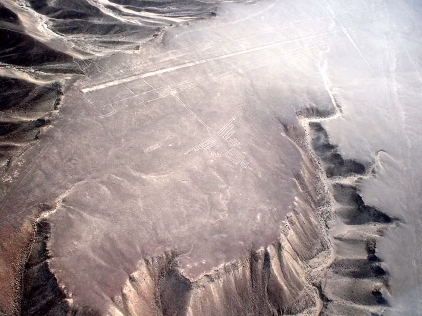 Đường kẻ Nazca ở Peru được cho là do những người hành tinh tạo ra ghi ghé thăm trái đất. Những đường kẻ bí ẩn này có từ khoảng năm 500 TCN - 500 SCN. Cho đến nay, giới chuyên gia vẫn chưa giải mã được bí ẩn các đường kẻ này được tạo ra như thế nào. Nhiều khách du lịch tới đây với hy vọng nhìn thấy UFO hay có cơ hội "chạm trán" người ngoài hành tinh.