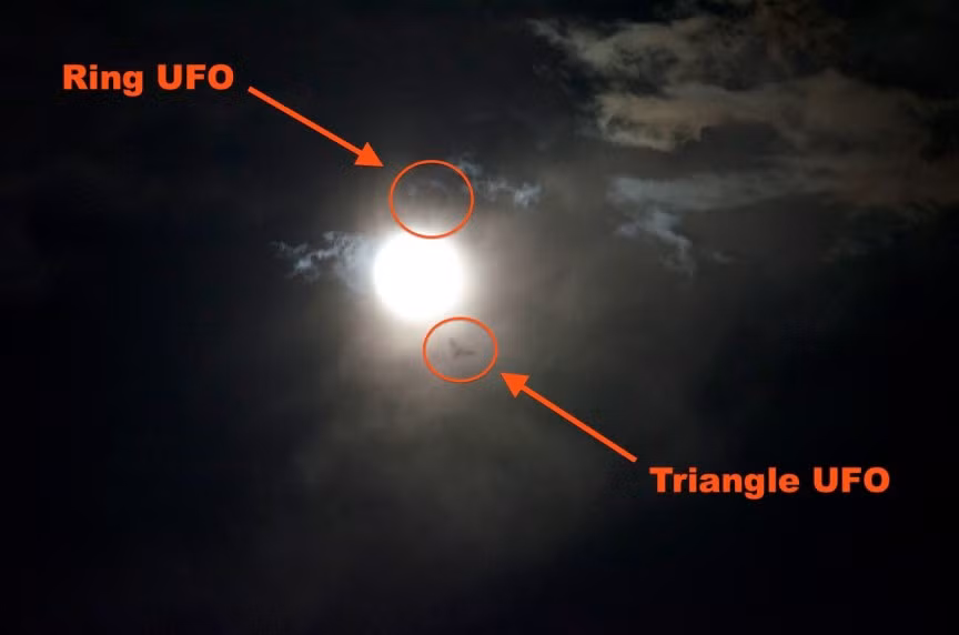 Một số người cho rằng, M Triangle của Nga tương tự như Khu vực 51 của Mỹ. Nằm trong dãy núi Ural, gần ngôi làng Molyobka, khu vực M Triangle được cho là thường xuyên xuất hiện UFO. Một số nhà nghiên cứu UFO nhận định người Nga đã liên lạc với người ngoài hành tinh suốt nhiều năm nay.