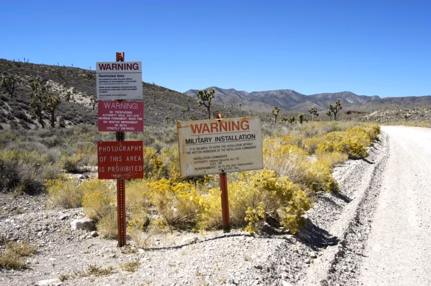 Area 51 (Khu vực 51) ở Nevada là phiên hiệu của một căn cứ quân sự của Mỹ. Trong suốt nhiều thập kỷ, nhiều báo cáo đã hé lộ rằng căn cứ quân sự tuyệt mật này của Mỹ có liên quan đến các hoạt động UFO. Tuy nhiên, chính phủ Mỹ luôn phủ nhận những thông tin liên quan đến người ngoài hành tinh và UFO tại đây.
